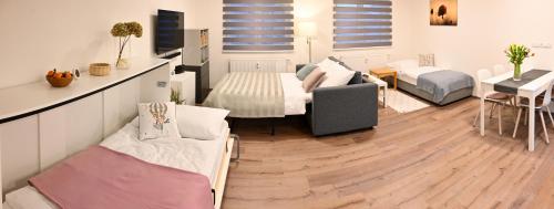 - un salon avec un canapé et une table dans l'établissement Apartmán Mija, à Frymburk
