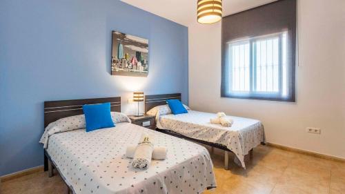 2 camas en una habitación con paredes azules en Villa Rosa de Cómpeta Canillas de Albaida by Ruralidays, en Árchez