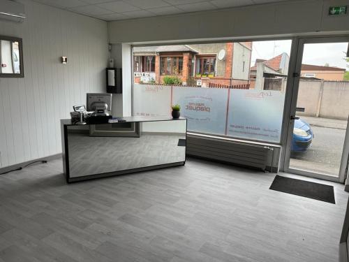 an empty office with a desk in a room at HÔTEL RESTAURANT LE PICARDIE in Chauny