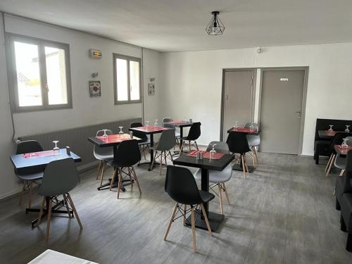 un groupe de tables et de chaises dans une pièce dans l'établissement HÔTEL RESTAURANT LE PICARDIE, à Chauny