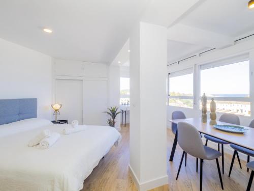 A bed or beds in a room at Cubo's Estudio Esmeralda Beach