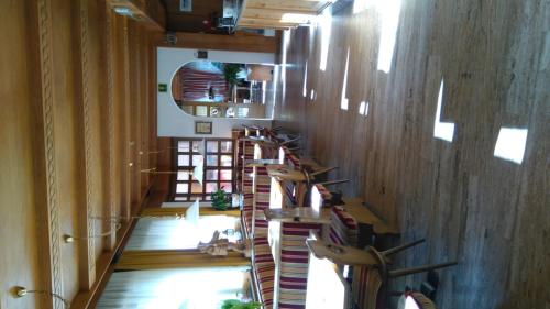 a hallway with a row of bookshelves at Hotel & Residence Sylvanerhof in Chiusa