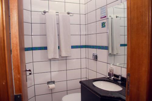Uma casa de banho em Delcas Hotel