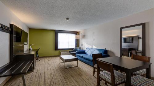 TV a/nebo společenská místnost v ubytování Holiday Inn Express & Suites Ashtabula-Geneva by IHG