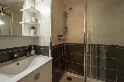 une salle de bain avec douche et lavabo dans l'établissement Appartement à 900m de la plage aux Sables d'Olonne, à Les Sables-dʼOlonne