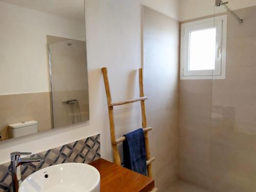 y baño con lavabo y espejo. en Villa Ferrer, en Port d'Addaia