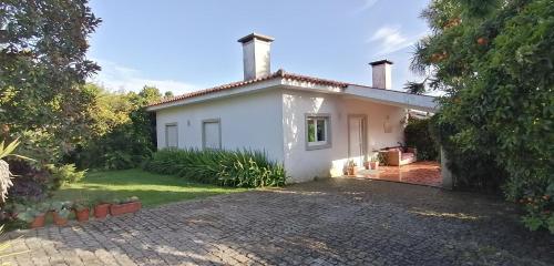 Casa Landim في Landim: منزل أبيض مع ممر من الطوب