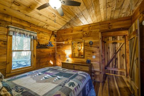 Ένα ή περισσότερα κρεβάτια σε δωμάτιο στο Cobb Creek Cabins