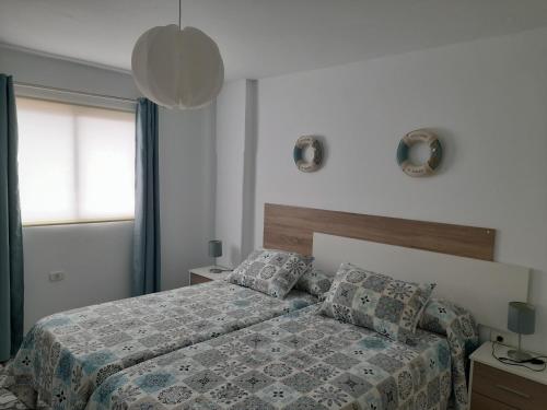 1 dormitorio con cama y ventana en Apartamento ULISES 2A, en Valle Gran Rey