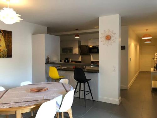 une salle à manger et une cuisine avec une table et des chaises dans l'établissement Appartement T4 8 personnes 1ère ligne Bassin d'Arcachon, à Arcachon