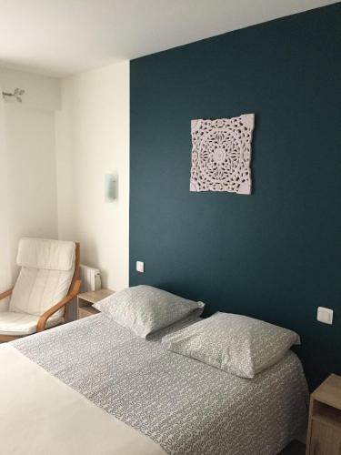 Una cama o camas en una habitación de Hôtel du Littoral