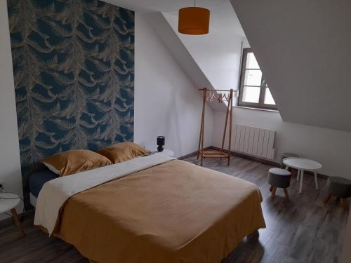 sypialnia z dużym łóżkiem i schodami w obiekcie Appartement moderne et spacieux w mieście Sedan