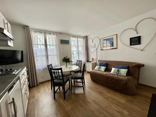 un salon avec un canapé et une table dans l'établissement LE PASTEL, à Honfleur
