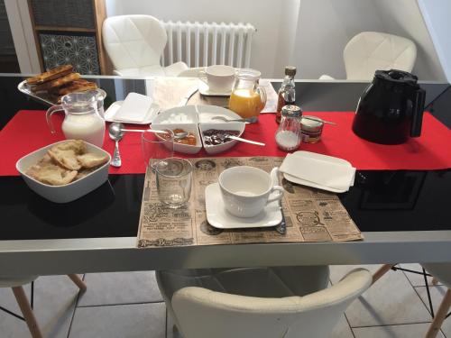 蓬托爾松的住宿－Les2 cerisiers，一张桌子,上面有早餐食品和饮料