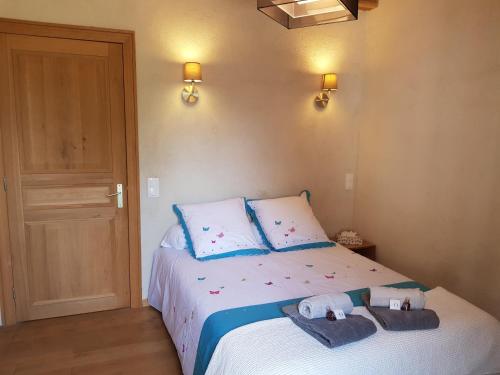 a bedroom with a bed with two towels on it at Monpazier Situation idéale Lumineux Terrasse in Monpazier