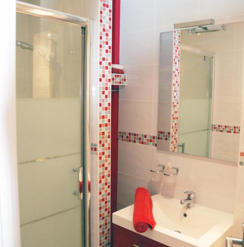 a bathroom with a sink and a shower at L'Horizon des Landes in Doazit