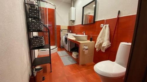 ein Bad mit einem Waschbecken und einem WC. in der Unterkunft Mona Wrzeszcz in Danzig