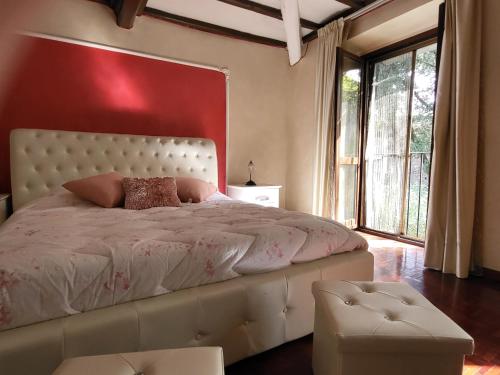 um quarto com uma cama branca e uma parede vermelha em Appartamento Relax al centro Alloggio turistico em Viterbo