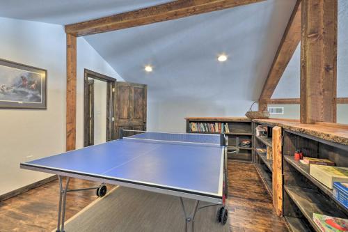 Stolní tenis v ubytování Private Clark Ranch Retreat with Mountain Views! nebo okolí