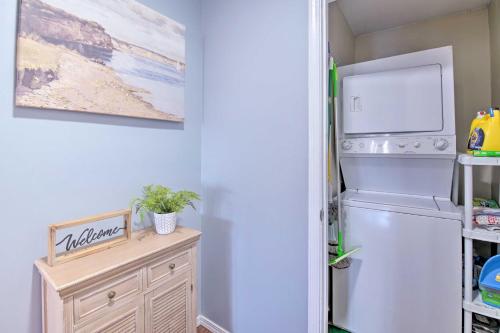 Branson West Condo Less Than 2 Mi to Silver Dollar City!にあるキッチンまたは簡易キッチン