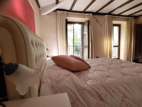 um quarto com uma grande cama branca e uma almofada em Appartamento Relax al centro Alloggio turistico em Viterbo