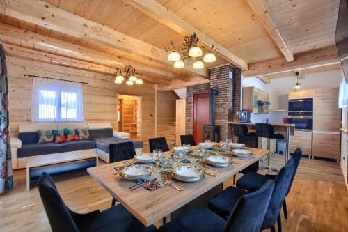 jadalnia i salon ze stołem i krzesłami w obiekcie Domki Stochowa Śleboda w Bukowinie Tatrzańskiej