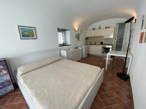 a small bedroom with a bed and a kitchen at LIGURIA HOLIDAYS - "Monolocale di Charme" in Camogli