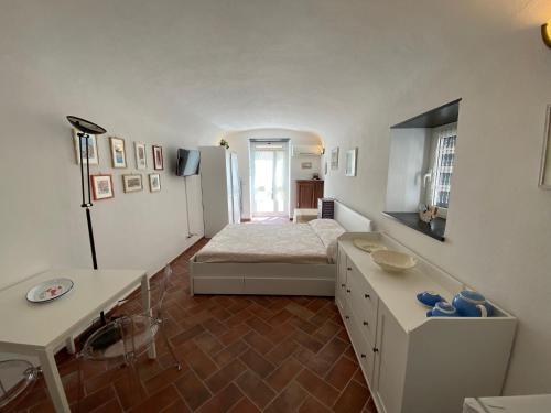 Habitación pequeña con cama y nevera. en LIGURIA HOLIDAYS - "Monolocale di Charme" en Camogli