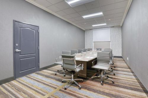 Zona business o sala conferenze di Holiday Inn Hotel & Suites Madison West - Middleton by IHG