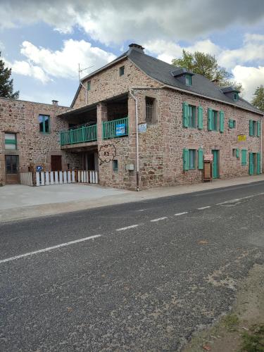 a brick building on the side of a street at Plein pied dans maison de caractère in Montjaux