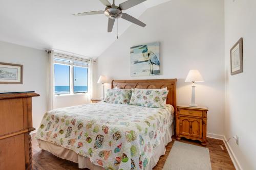 1 dormitorio con cama y ventana en Windswept 4309, en Kiawah Island