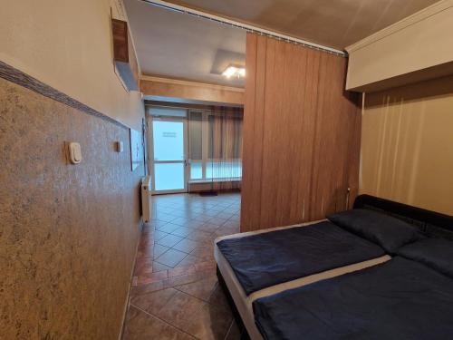 een kleine slaapkamer met een bed in een kamer bij Splendor apartman in Debrecen