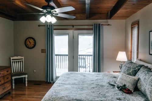 1 dormitorio con 1 cama y ventilador de techo en Ma Cook Lodge - Sharps Chapel, en Maynardville