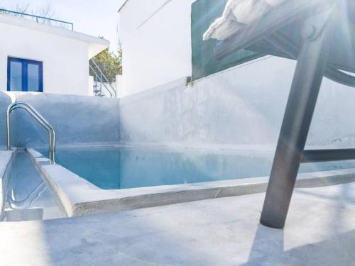 einem Pool mit Rutsche neben einem Pool in der Unterkunft Green Dia's Mansion in Arménoi