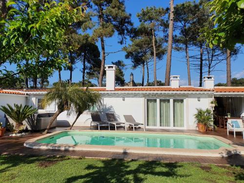 a swimming pool in the yard of a house at Guest House Ruceel Aroeira in Almada