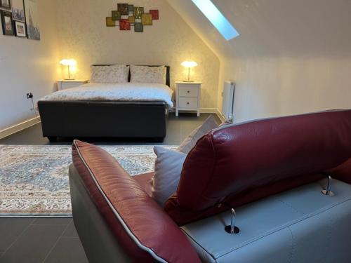 een woonkamer met een bank en een bed bij Sheffield City Centre , free Wifi & Parking - Private Room - Shared House in Sheffield
