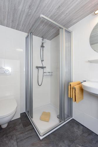 カロリーネンジールにあるPension Pradler Zimmer Erdgeschoßのバスルーム(シャワー、トイレ、シンク付)