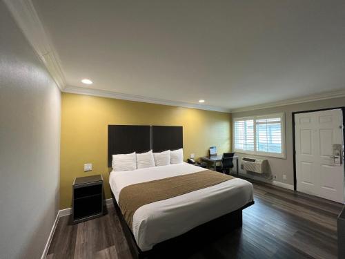 Ένα ή περισσότερα κρεβάτια σε δωμάτιο στο Deluxe Inn Hawthorne/ LAX