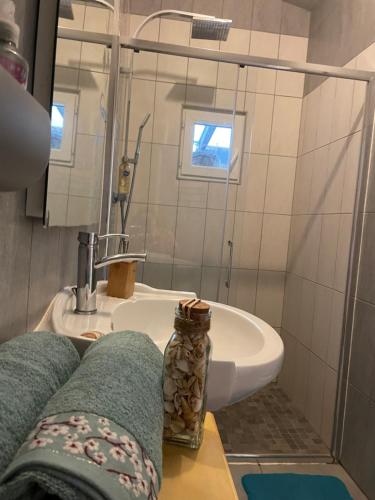 bagno con lavandino, servizi igienici e specchio di Lo ad Audenge