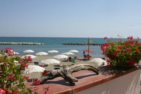 widok na plażę z parasolami i ocean w obiekcie Grand Hotel Fagiano Palace w mieście Formia