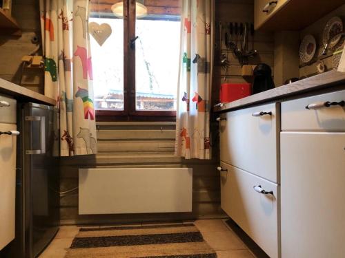 una cocina con fregadero y una ventana en una habitación en Wooden house in the nature, en Modra