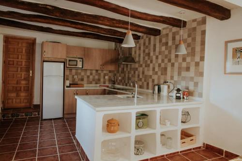 Kjøkken eller kjøkkenkrok på Casa de la Era, grande, de adobe, con patio y bodega