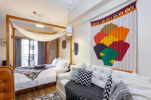 Ruang duduk di Studio Apartment with Free Parking near Camp John Hay