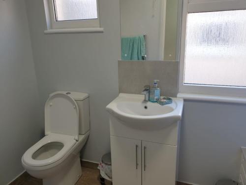 A bathroom at Burney Tomar House