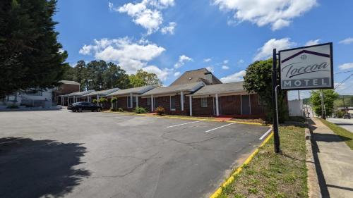 una señal de motel frente a un estacionamiento en TOCCOA MOTEL, en Toccoa