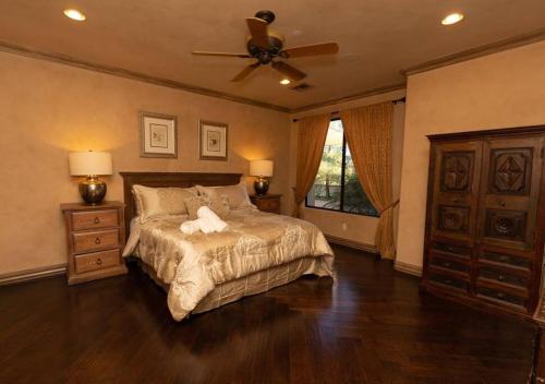 En eller flere senge i et værelse på Camelback Mountain Mansion in Paradise Valley, AZ