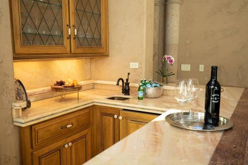 Køkken eller tekøkken på Camelback Mountain Mansion in Paradise Valley, AZ