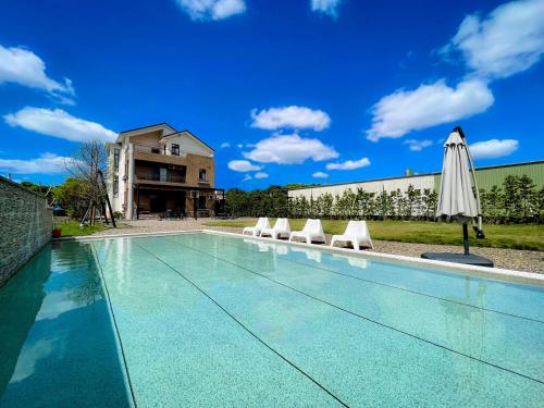 Piscina de la sau aproape de Annong White House