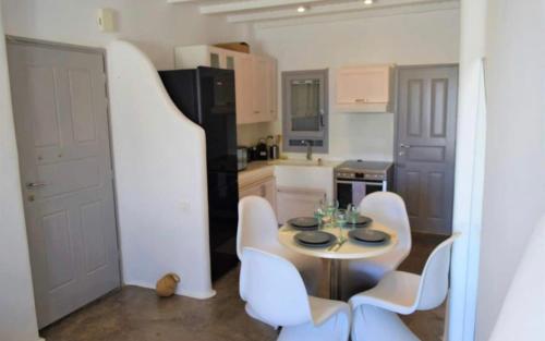 Una cocina o cocineta en House of Nikol - Cycladic Sensation