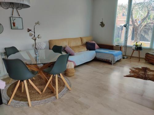 sala de estar con mesa y sofá en Casa Adriana cerca de la playa, piscina comunitaria, en Cambrils